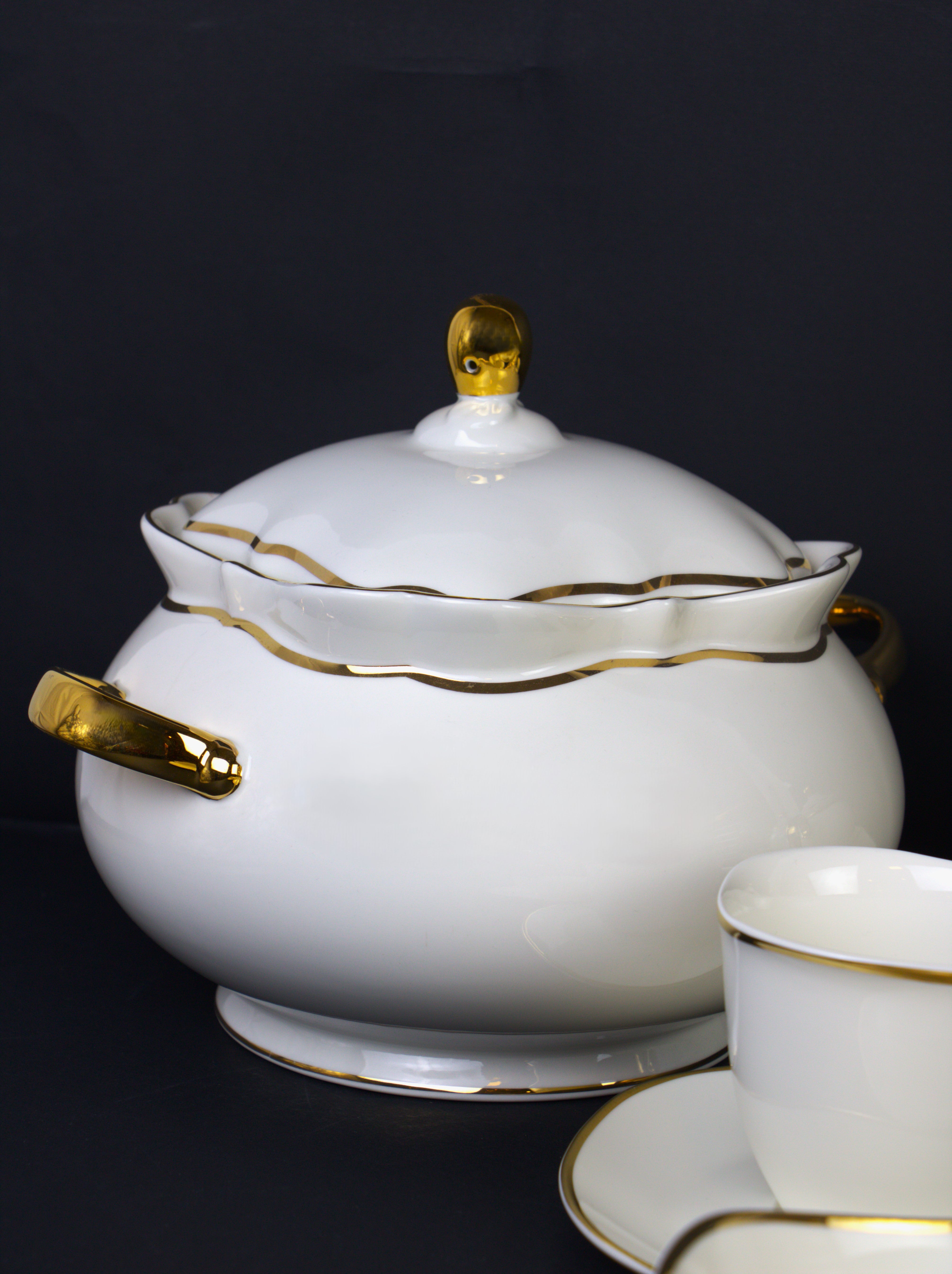 Royal 62-piece dining set GOLD RIM A, Thai