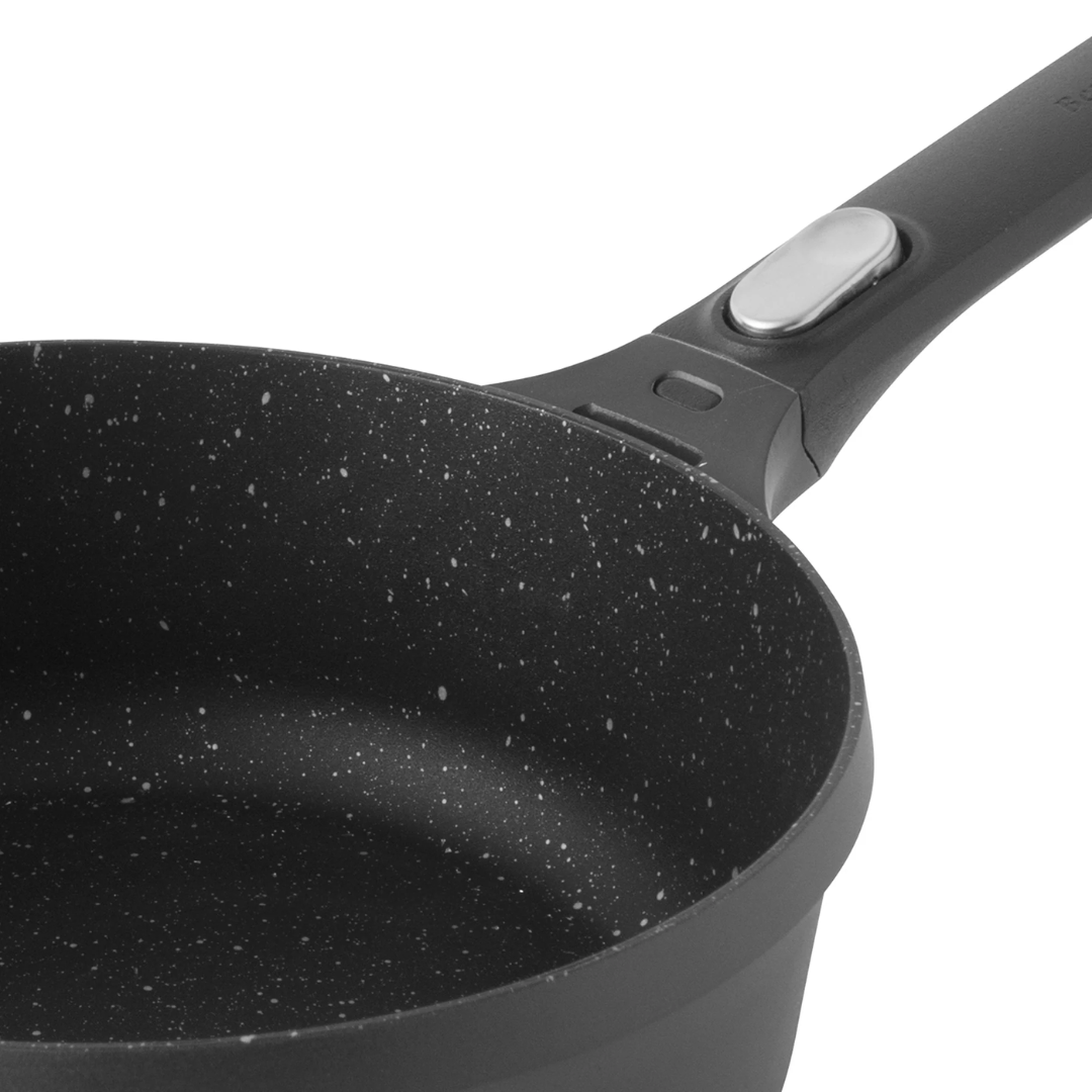 Covered sauté pan with detachable handle 24cm